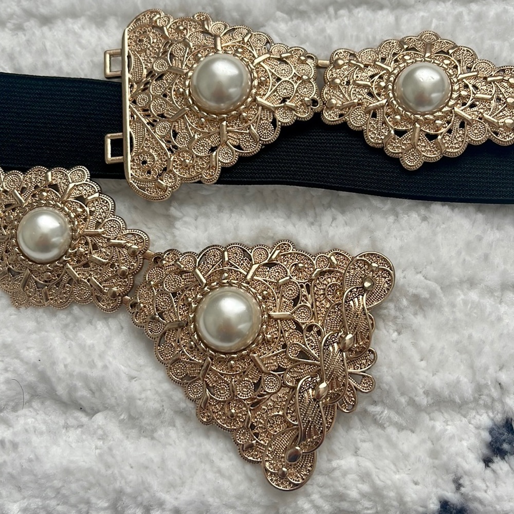 Zara faux pearls belt